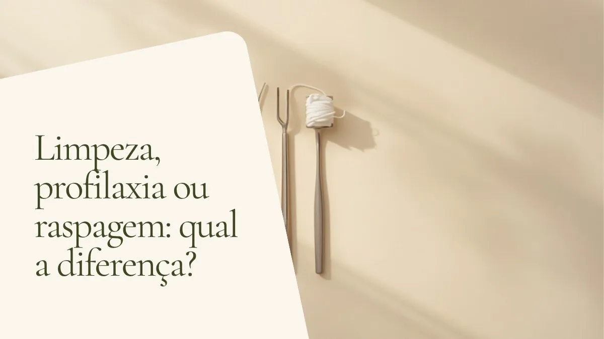 Objetos de odontologia relacionados ao tema sobre superfície clara — capa do artigo 'Limpeza, profilaxia ou raspagem: qual a diferença?', do consultório da Dra. Cléo Salustiano, dentista na Mooca, São Paulo.