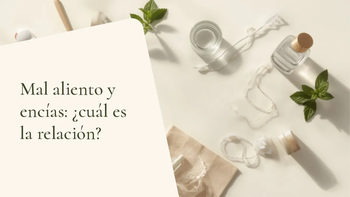 Objetos de odontología relacionados con el tema sobre una superficie clara: portada del artículo 'Mal aliento y encías: ¿cuál es la relación?', del consultorio de la Dra. Cléo Salustiano, dentista en Mooca, São Paulo.
