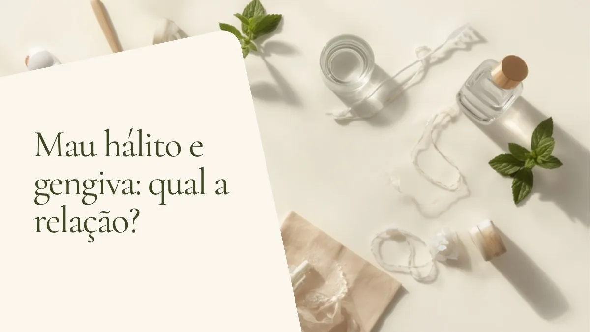 Objetos de odontologia relacionados ao tema sobre superfície clara — capa do artigo 'Mau hálito e gengiva: qual a relação?', do consultório da Dra. Cléo Salustiano, dentista na Mooca, São Paulo.