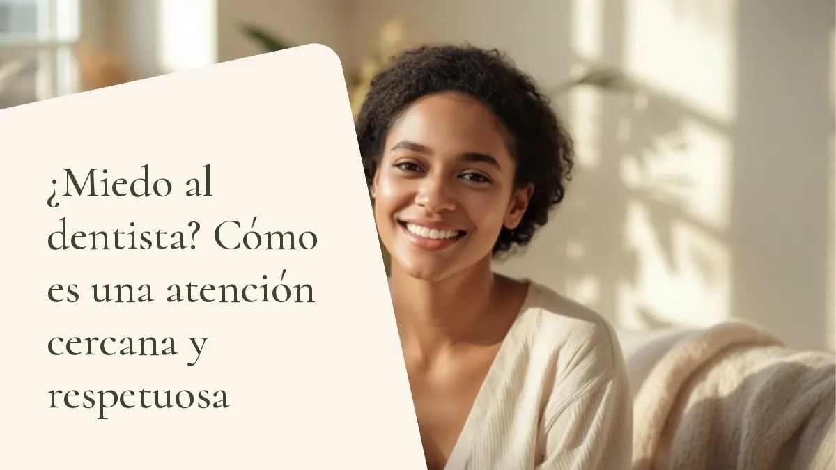 Persona sonriendo de forma natural: portada del artículo '¿Miedo al dentista? Cómo es una atención cercana y respetuosa', del consultorio de la Dra. Cléo Salustiano, dentista en Mooca, São Paulo.