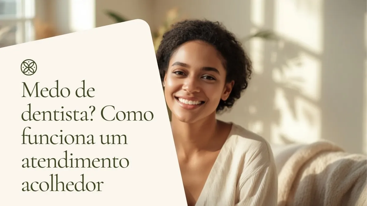 Pessoa sorrindo de forma natural — capa do artigo 'Medo de dentista? Como funciona um atendimento acolhedor', do consultório da Dra. Cléo Salustiano, dentista na Mooca, São Paulo.