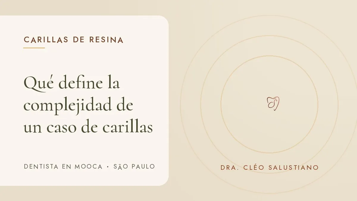 Objetos de odontología estética sobre una superficie clara: portada del artículo 'Qué define la complejidad de un caso de carillas', del consultorio de la Dra. Cléo Salustiano, dentista en Mooca, São Paulo.