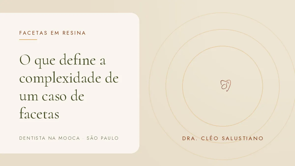 Objetos de odontologia estética sobre superfície clara — capa do artigo 'O que define a complexidade de um caso de facetas', do consultório da Dra. Cléo Salustiano, dentista na Mooca, São Paulo.