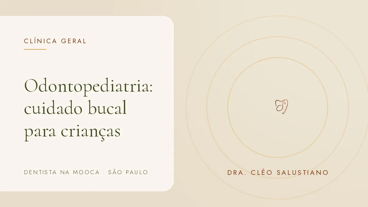 Composição tipográfica na identidade do consultório — capa do artigo 'Odontopediatria: cuidado bucal para crianças na Mooca', da Dra. Cléo Salustiano, dentista na Mooca, São Paulo.