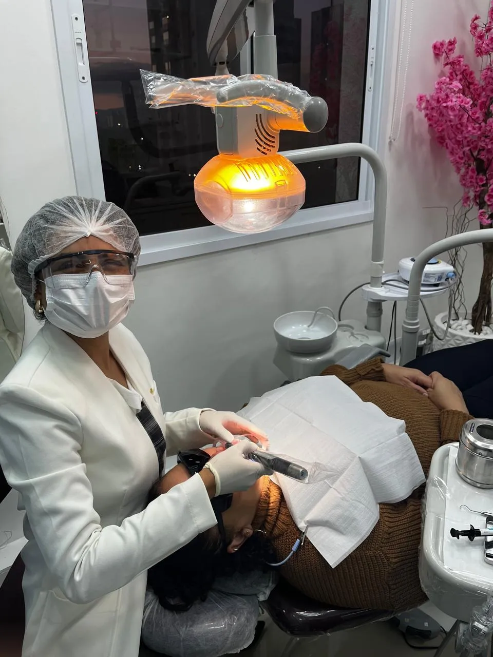Dra. Cléo Salustiano, cirurgiã-dentista especializada em odontologia estética