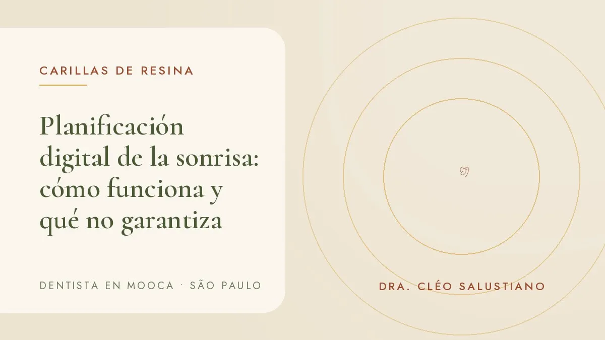 Dentista analizando fotos de la sonrisa de una paciente en la pantalla de la computadora — portada del artículo 'Planificación digital de la sonrisa: cómo funciona y qué no garantiza', del consultorio de la Dra. Cléo Salustiano, dentista en Mooca, São Paulo.