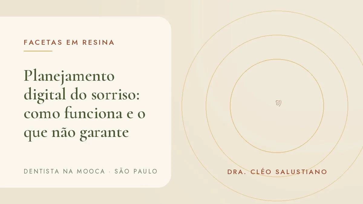 Dentista analisando fotos do sorriso de uma paciente na tela do computador — capa do artigo 'Planejamento digital do sorriso: como funciona e o que não garante', do consultório da Dra. Cléo Salustiano, dentista na Mooca, São Paulo.