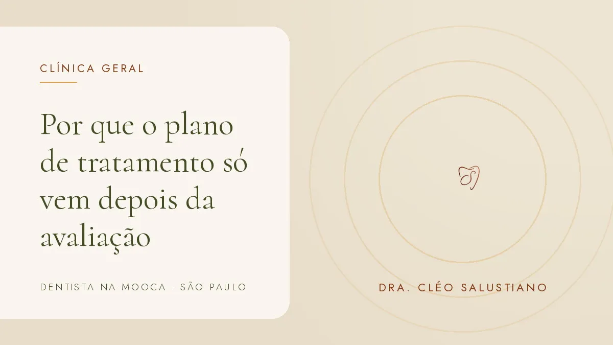 Objetos de odontologia sobre superfície clara — capa do artigo 'Por que o plano de tratamento só vem depois da avaliação', do consultório da Dra. Cléo Salustiano, dentista na Mooca, São Paulo.