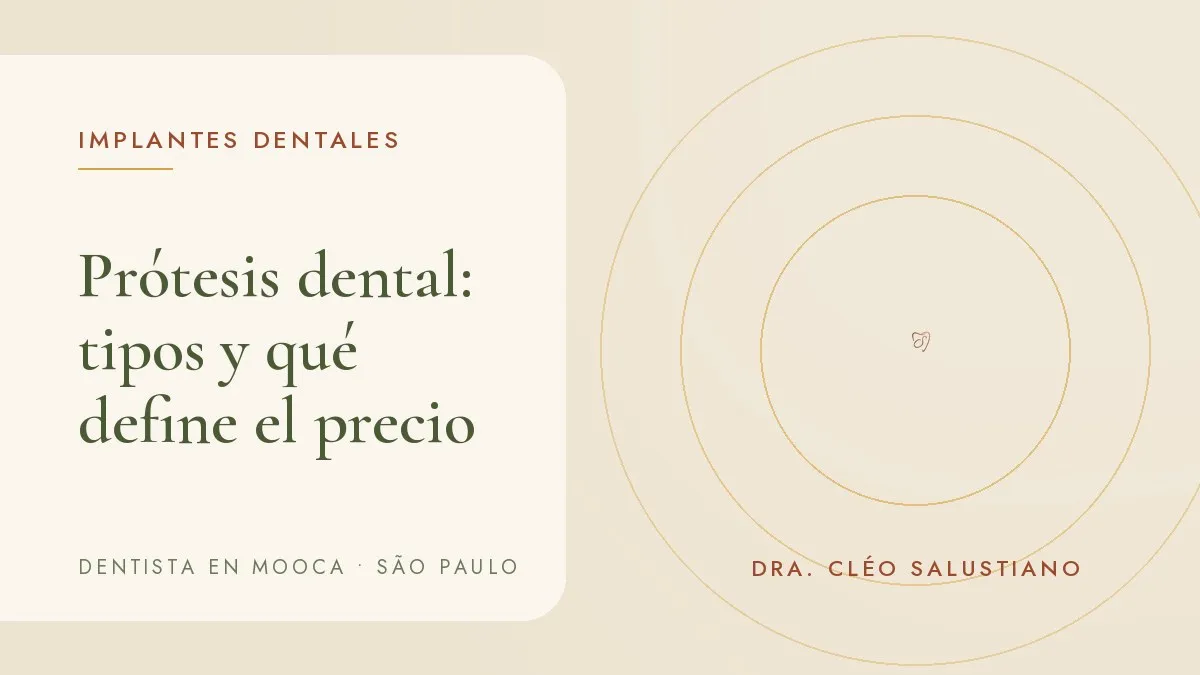 Modelos de prótesis dental sobre una superficie clara — portada del artículo 'Prótesis dental: tipos y qué define el precio', del consultorio de la Dra. Cléo Salustiano, dentista en Mooca, São Paulo.