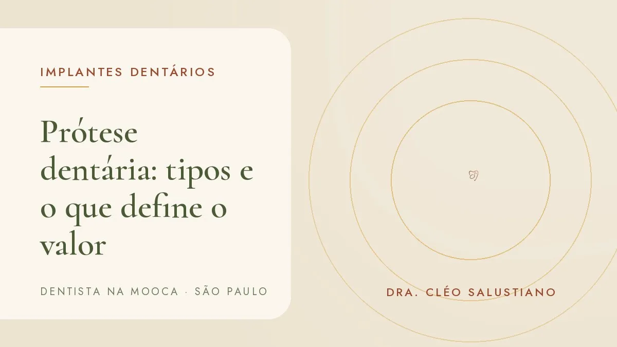 Modelos de prótese dentária sobre superfície clara — capa do artigo 'Prótese dentária: tipos e o que define o valor', do consultório da Dra. Cléo Salustiano, dentista na Mooca, São Paulo.
