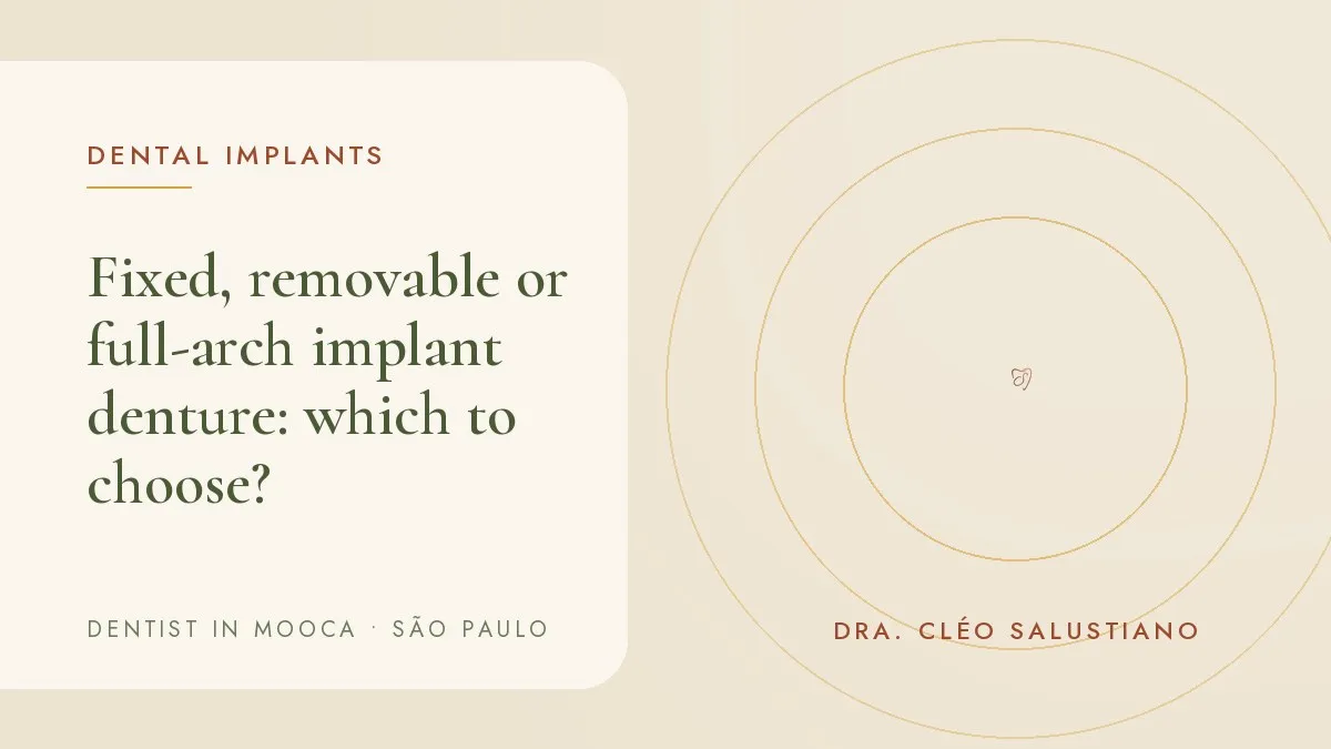 Removable denture and a model of a full-arch implant denture side by side — cover of the article 'Fixed, removable or full-arch implant denture: which to choose?', from the office of Dr. Cléo Salustiano, dentist in Mooca, São Paulo.