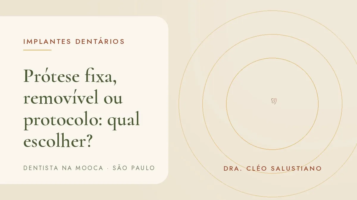 Prótese removível e modelo de prótese protocolo sobre implantes lado a lado — capa do artigo 'Prótese fixa, removível ou protocolo: qual escolher?', do consultório da Dra. Cléo Salustiano, dentista na Mooca, São Paulo.