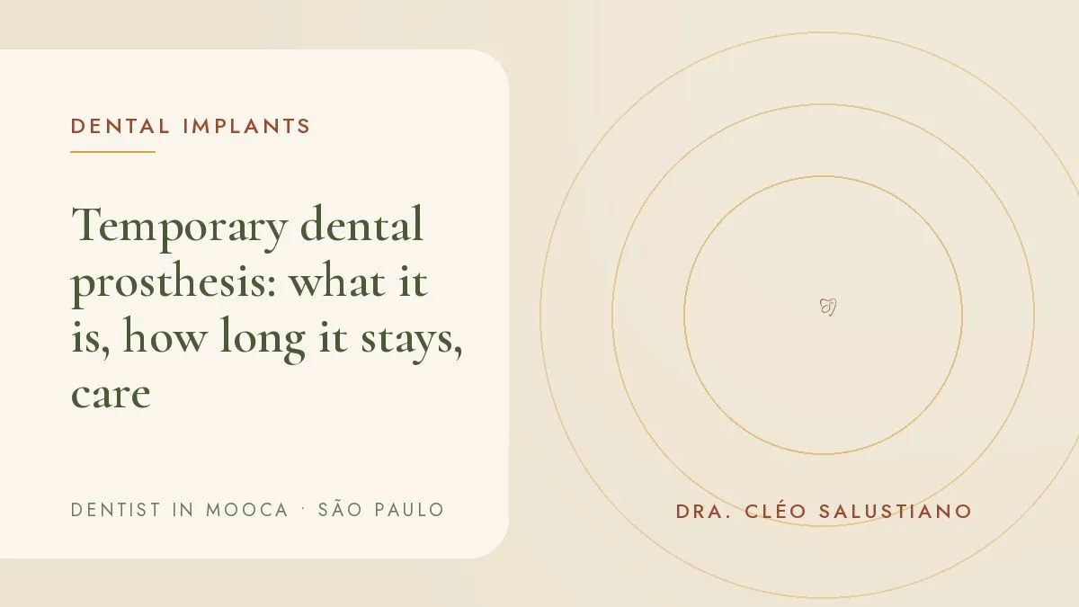 Resin temporary crown next to a dental arch model — cover of the article 'Temporary dental prosthesis: what it is, how long it stays, care', from the office of Dr. Cléo Salustiano, dentist in Mooca, São Paulo.
