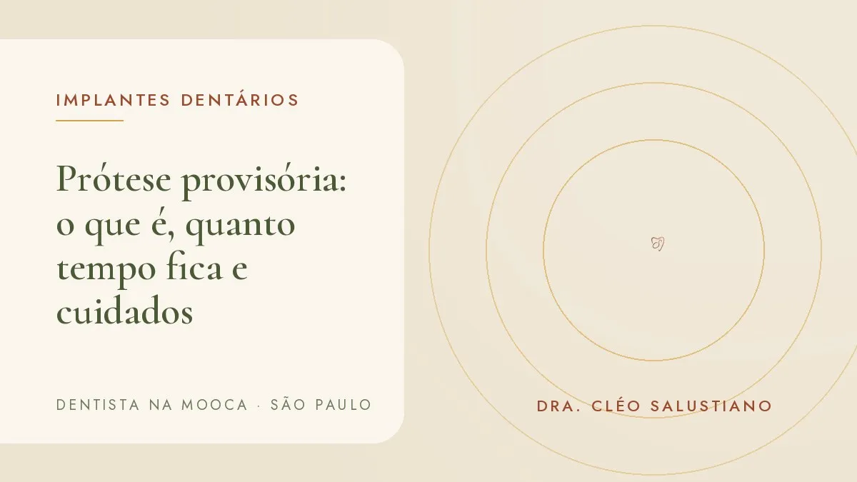 Coroa provisória em resina ao lado de modelo de arcada dentária — capa do artigo 'Prótese provisória: o que é, quanto tempo fica e cuidados', do consultório da Dra. Cléo Salustiano, dentista na Mooca, São Paulo.