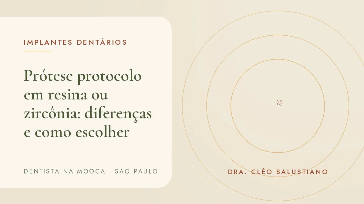 Prótese protocolo de arcada completa sobre implantes, vista de perto — capa do artigo 'Prótese protocolo em resina ou zircônia: diferenças e como escolher', do consultório da Dra. Cléo Salustiano, dentista na Mooca, São Paulo.