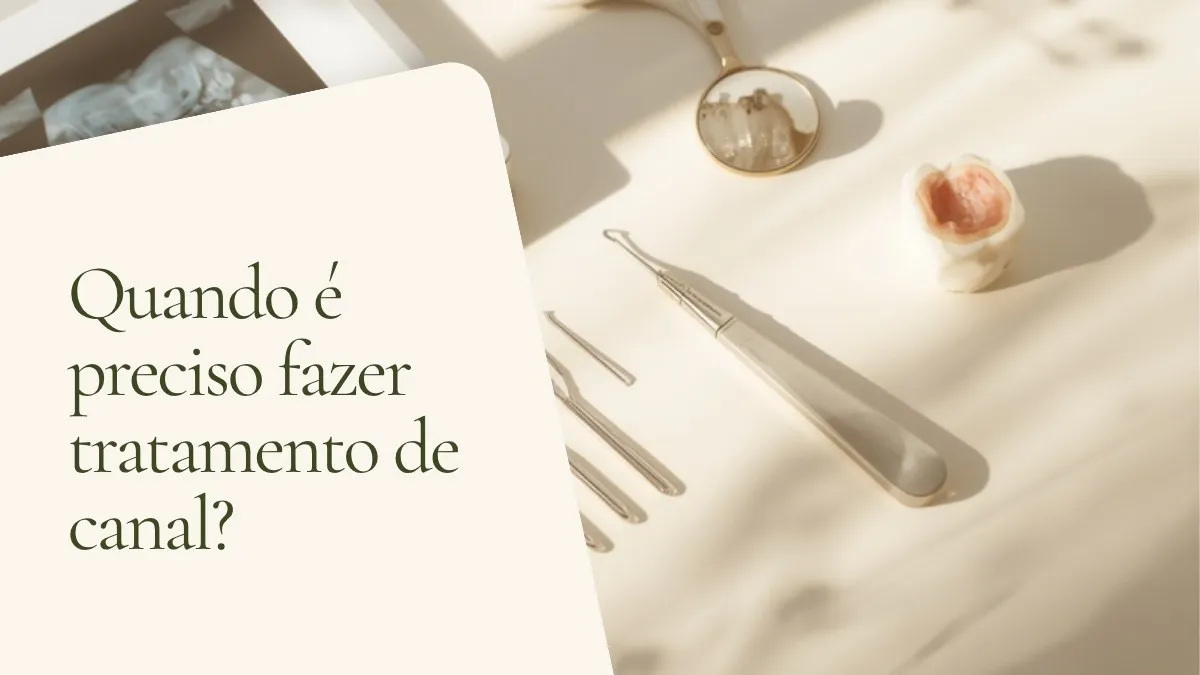 Objetos de odontologia relacionados ao tema sobre superfície clara — capa do artigo 'Quando é preciso fazer tratamento de canal?', do consultório da Dra. Cléo Salustiano, dentista na Mooca, São Paulo.