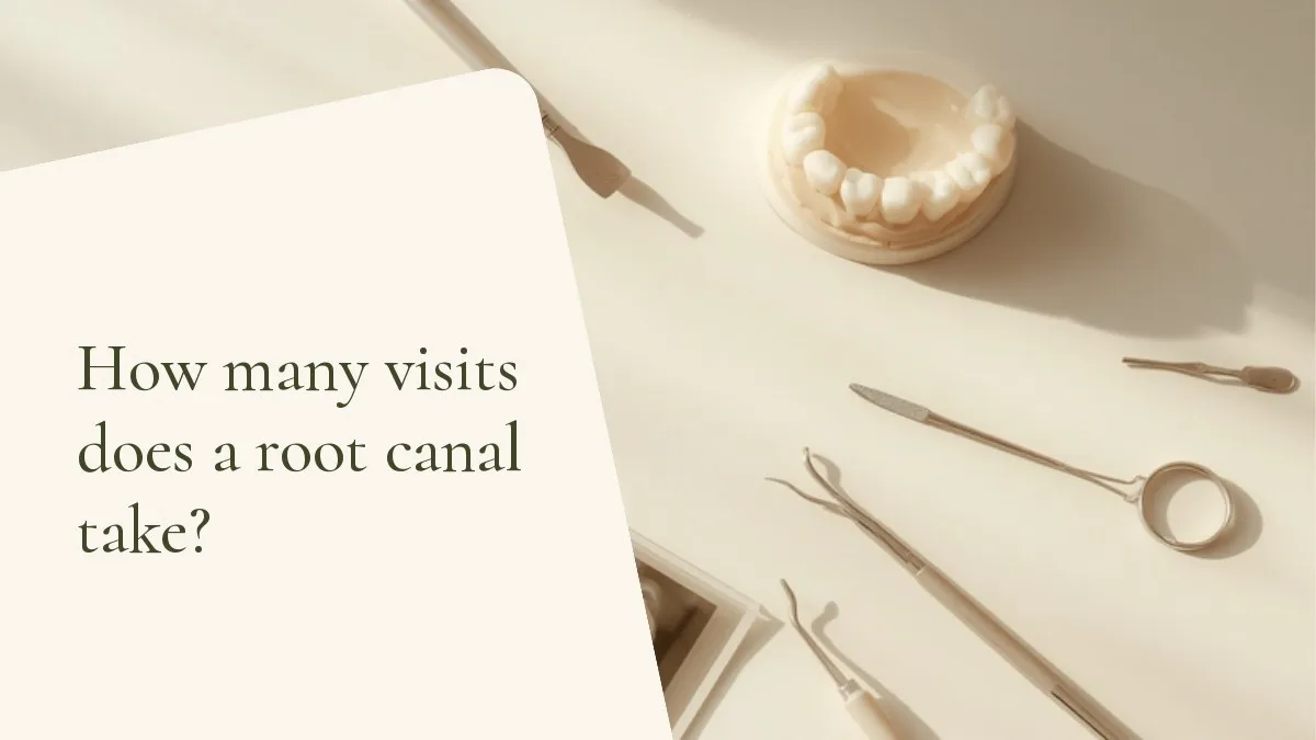 Dental items related to the topic on a light surface — cover of the article 'How many visits does a root canal take?', from the office of Dr. Cléo Salustiano, dentist in Mooca, São Paulo.