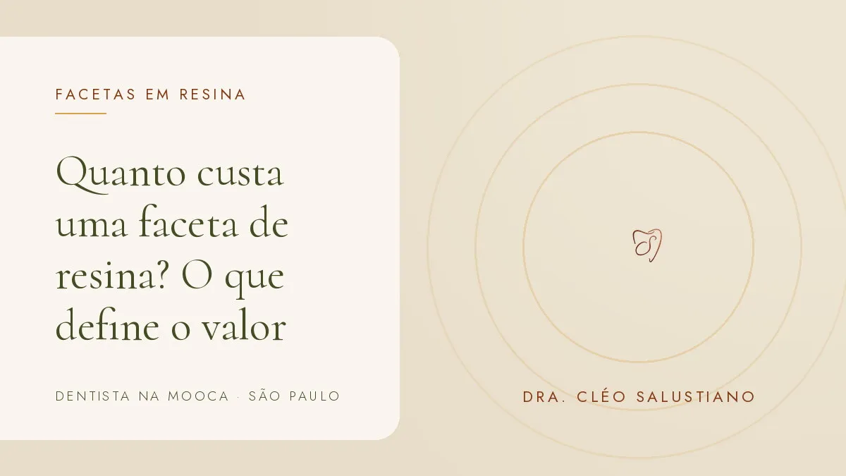 Objetos de odontologia estética sobre superfície clara — capa do artigo 'Quanto custa uma faceta de resina?', do consultório da Dra. Cléo Salustiano, dentista na Mooca, São Paulo.