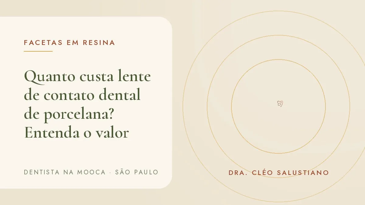 Lentes de contato dentais de porcelana sobre superfície clara — capa do artigo 'Quanto custa lente de contato dental de porcelana?', do consultório da Dra. Cléo Salustiano, dentista na Mooca, São Paulo.
