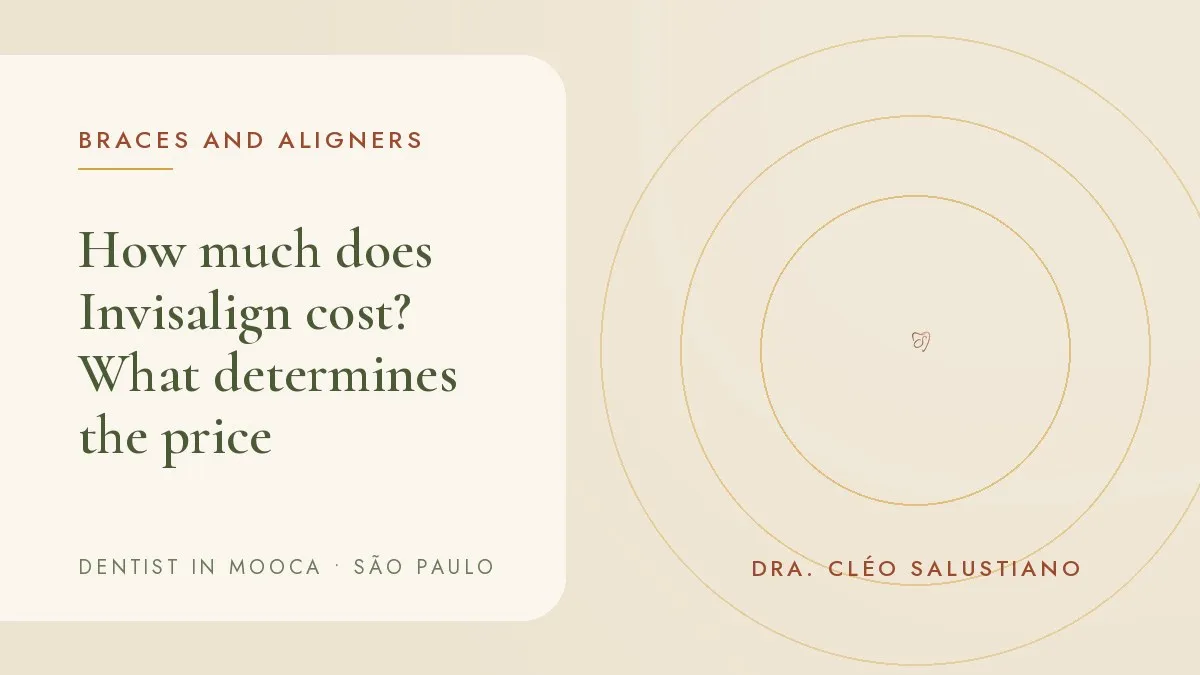 Clear aligner on a light surface — cover of the article 'How much does Invisalign cost? What determines the price', from the office of Dr. Cléo Salustiano, dentist in Mooca, São Paulo.