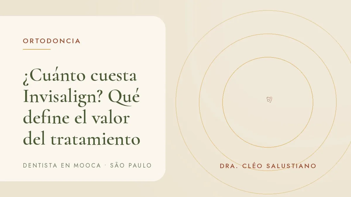 Alineador transparente sobre una superficie clara — portada del artículo '¿Cuánto cuesta Invisalign? Qué define el valor del tratamiento', del consultorio de la Dra. Cléo Salustiano, dentista en Mooca, São Paulo.