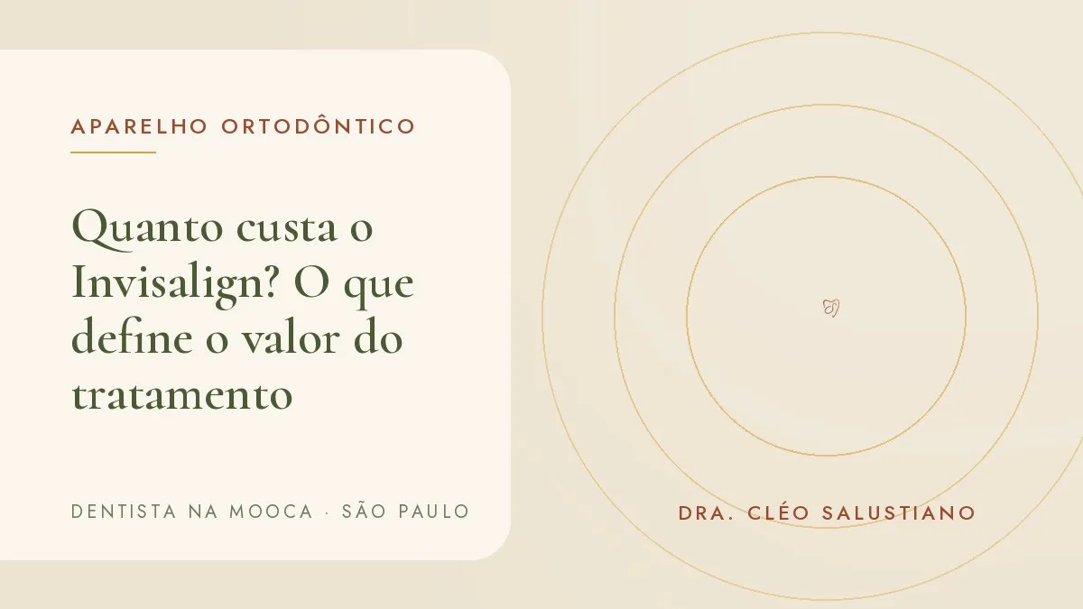 Alinhador transparente sobre superfície clara — capa do artigo 'Quanto custa o Invisalign? O que define o valor do tratamento', do consultório da Dra. Cléo Salustiano, dentista na Mooca, São Paulo.