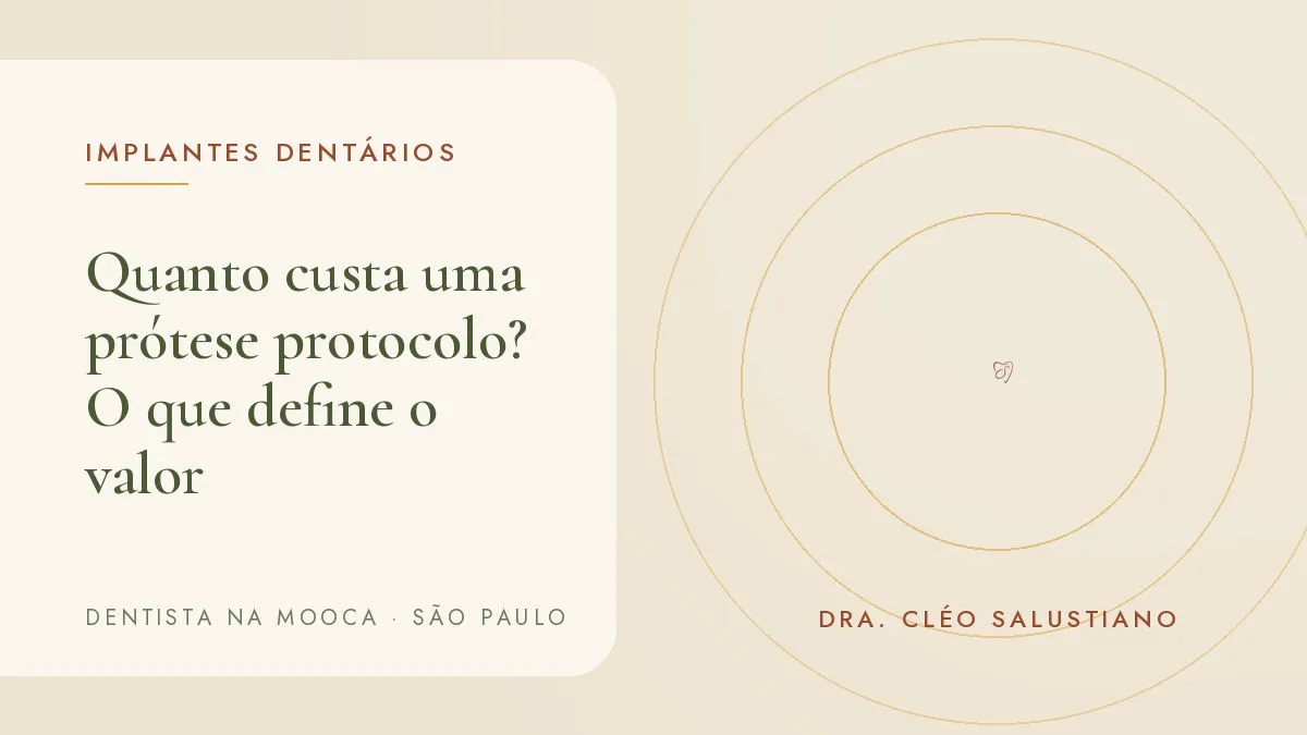 Modelo de prótese protocolo sobre implantes em superfície clara — capa do artigo 'Quanto custa uma prótese protocolo? O que define o valor', do consultório da Dra. Cléo Salustiano, dentista na Mooca, São Paulo.