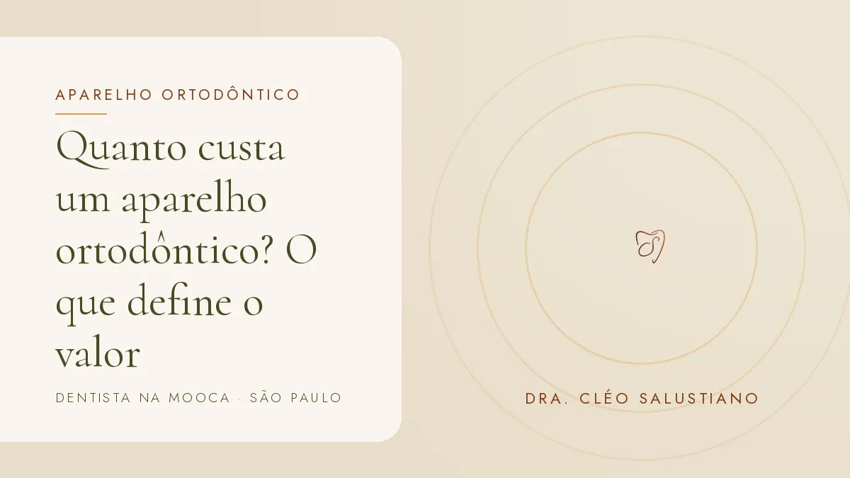 Objetos de odontologia sobre superfície clara — capa do artigo 'Quanto custa um aparelho ortodôntico?', do consultório da Dra. Cléo Salustiano, dentista na Mooca, São Paulo.