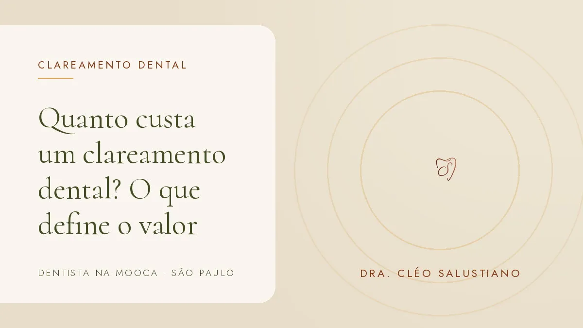 Objetos de odontologia estética sobre superfície clara — capa do artigo 'Quanto custa um clareamento dental?', do consultório da Dra. Cléo Salustiano, dentista na Mooca, São Paulo.