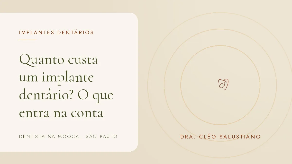 Objetos de odontologia sobre superfície clara — capa do artigo 'Quanto custa um implante dentário?', do consultório da Dra. Cléo Salustiano, dentista na Mooca, São Paulo.