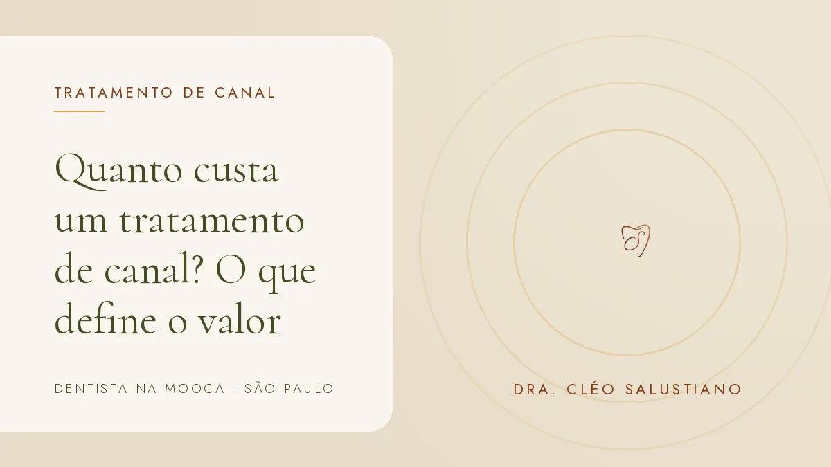 Objetos de odontologia sobre superfície clara — capa do artigo 'Quanto custa um tratamento de canal?', do consultório da Dra. Cléo Salustiano, dentista na Mooca, São Paulo.