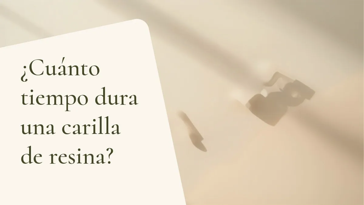 Instrumentos de odontología relacionados con el tema sobre una superficie clara — portada del artículo '¿Cuánto tiempo dura una carilla de resina?', del consultorio de la Dra. Cléo Salustiano, dentista en Mooca, São Paulo.