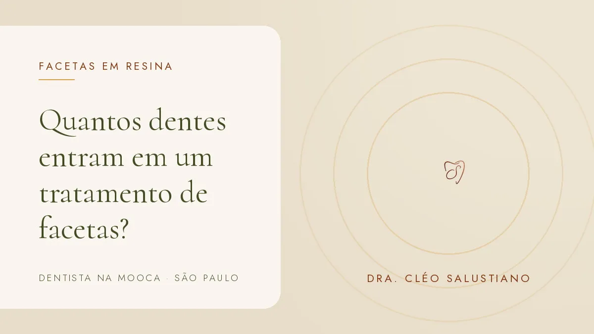 Objetos de odontologia estética sobre superfície clara — capa do artigo 'Quantos dentes entram em um tratamento de facetas?', do consultório da Dra. Cléo Salustiano, dentista na Mooca, São Paulo.