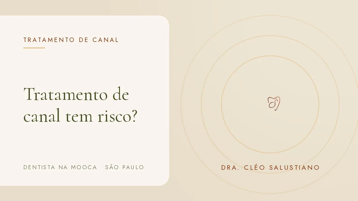 Objetos de odontologia sobre superfície clara — capa do artigo 'Tratamento de canal tem risco?', do consultório da Dra. Cléo Salustiano, dentista na Mooca, São Paulo.
