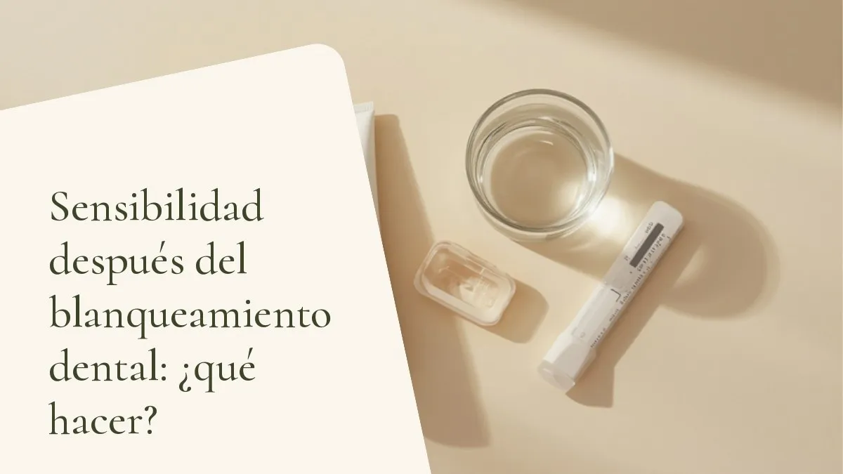 Instrumentos odontológicos relacionados con el tema sobre una superficie clara — portada del artículo 'Sensibilidad después del blanqueamiento dental: ¿qué hacer?', del consultorio de la Dra. Cléo Salustiano, dentista en Mooca, São Paulo.