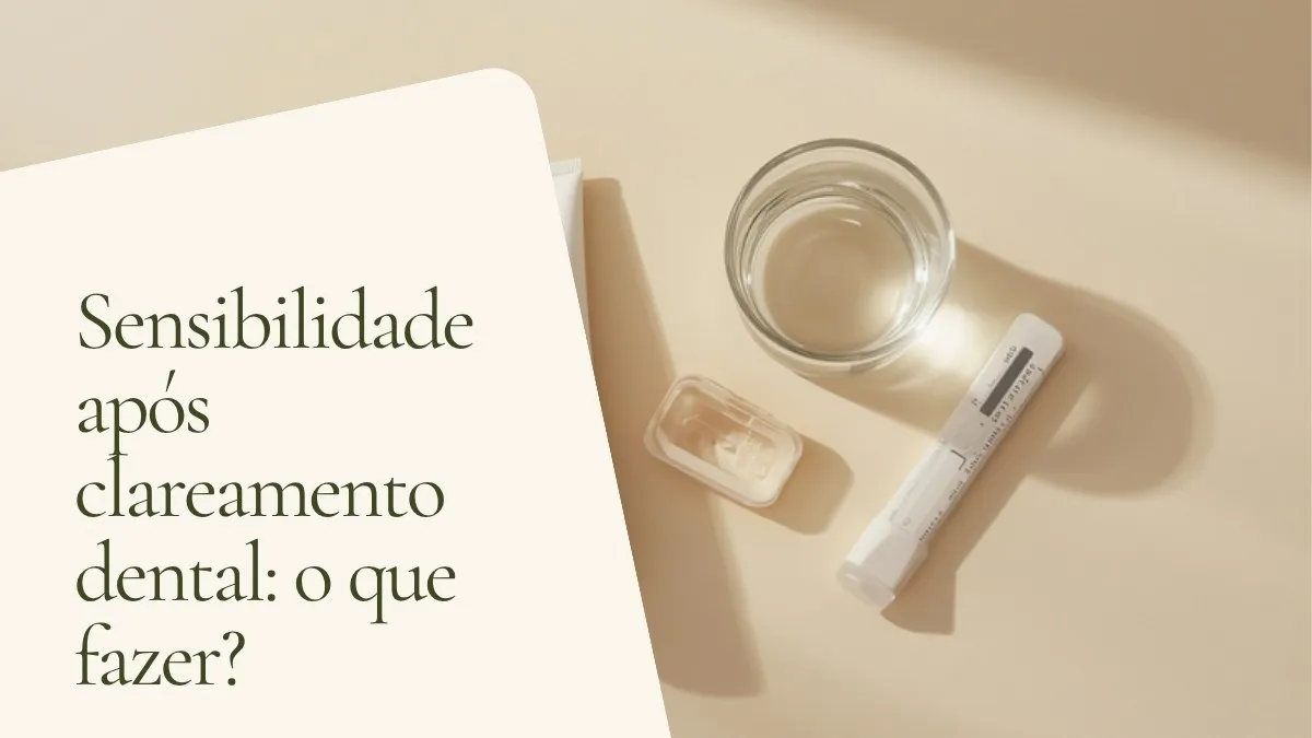 Objetos de odontologia relacionados ao tema sobre superfície clara — capa do artigo 'Sensibilidade após clareamento dental: o que fazer?', do consultório da Dra. Cléo Salustiano, dentista na Mooca, São Paulo.