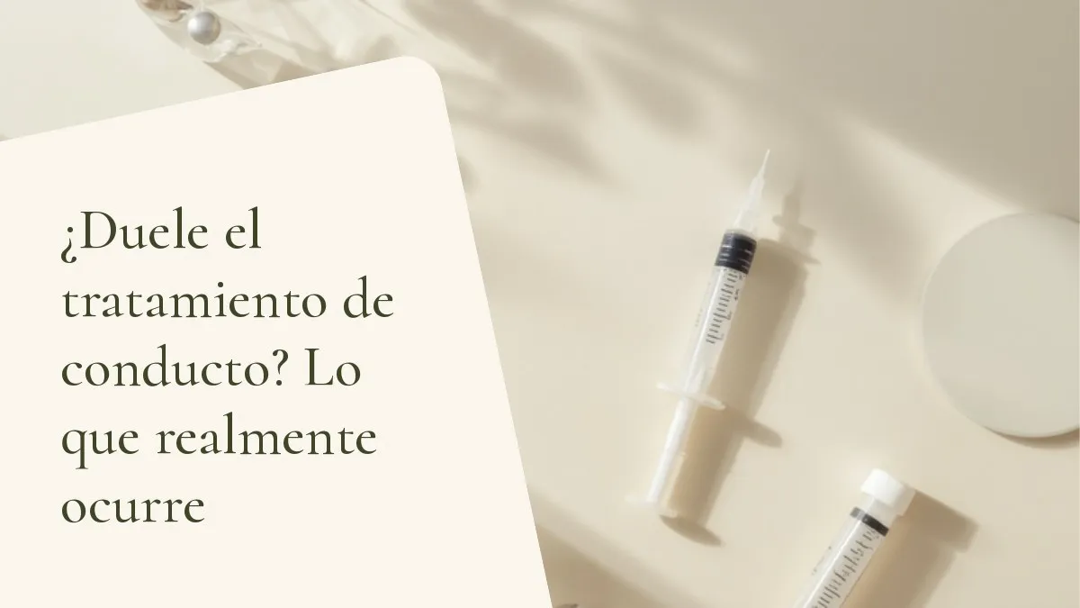 Instrumentos odontológicos relacionados con el tema sobre una superficie clara — portada del artículo '¿Duele el tratamiento de conducto? Lo que realmente ocurre', del consultorio de la Dra. Cléo Salustiano, dentista en Mooca, São Paulo.