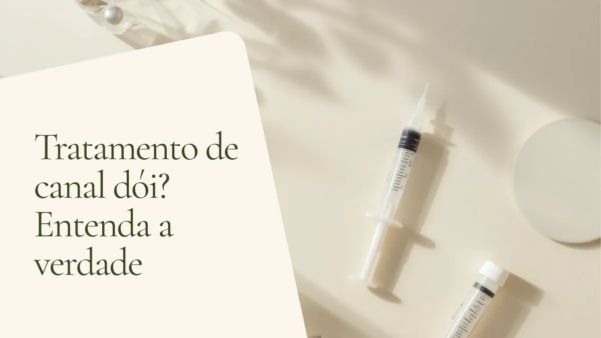 Objetos de odontologia relacionados ao tema sobre superfície clara — capa do artigo 'Tratamento de canal dói? Entenda a verdade', do consultório da Dra. Cléo Salustiano, dentista na Mooca, São Paulo.