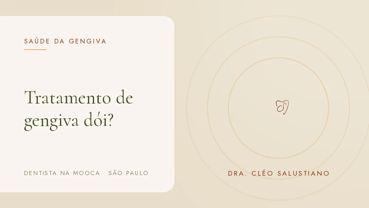 Objetos de odontologia sobre superfície clara — capa do artigo 'Tratamento de gengiva dói?', do consultório da Dra. Cléo Salustiano, dentista na Mooca, São Paulo.